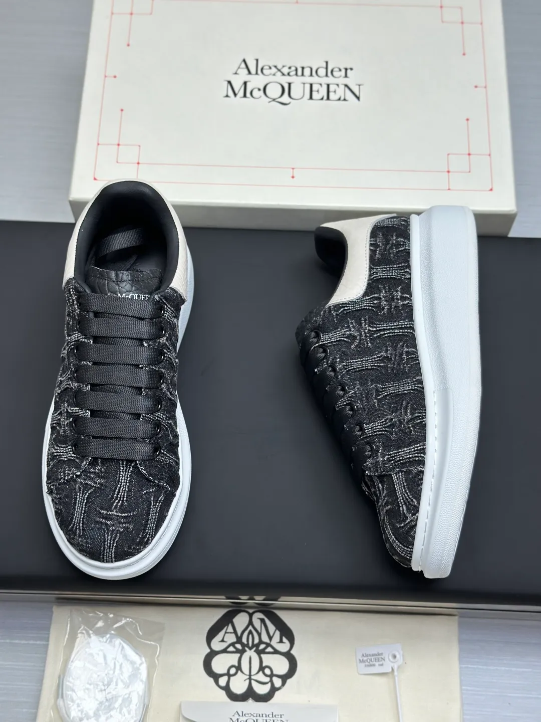 👟👟Ex-factory price 600👟👟 (🥇Top version produced in Dongguan🥇) A new upgrade of the classic McQueen white shoes. This upgrade of McQueen, which has been done for 4 consecutive years, will definitely bring you the most cost-effective ALEXANDER MCQUEEN classic in the market. If you are not confident about the quality of such a classic and world-destroying model, there is really no need to put it on the table🔙.  Purchased original version from HK counter, various demolitions.  All kinds of PKs are welcome💥.  (Anyone who has the original version at the stall is welcome🆚) The thick sole perfectly increases the elongated visual effect. The most perfect proportion of the shoe body is this last shape. The logo font on the rear tail is printed in small fonts. The logo on the foot is made of genuine leather with air-pressed colorless process. We will always update the color with the counter. 🔘Upper: genuine customized environmentally friendly full-grain cowhide 🔘Inner lining: imported mixed sheepskin (the genuine product is also sheepskin, not the cheap cowhide on the market) 🔘Sole: Exclusive molded TPU➕rubber injection molded layered outsole, (purple tail, pink tail, red tail, burgundy tail, rose gold tail sequin series, Velcro men's model needs to be customized, non-returnable) 🔘Code number 34-44 (women's size 34.40 is custom-made).